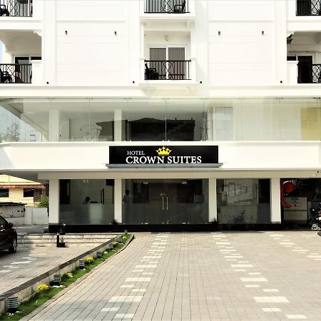 Hotel Crown Suites Kochi Bagian luar foto