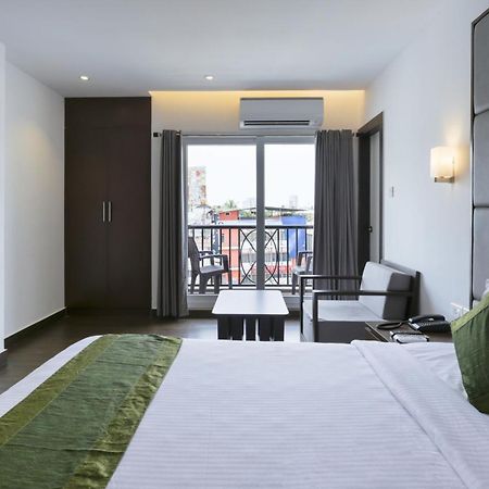 Hotel Crown Suites Kochi Bagian luar foto