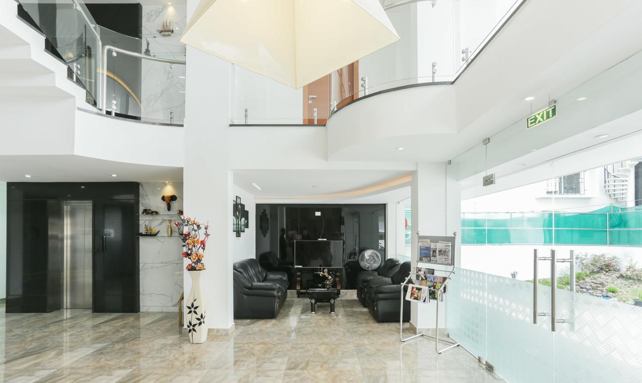 Hotel Crown Suites Kochi Bagian luar foto
