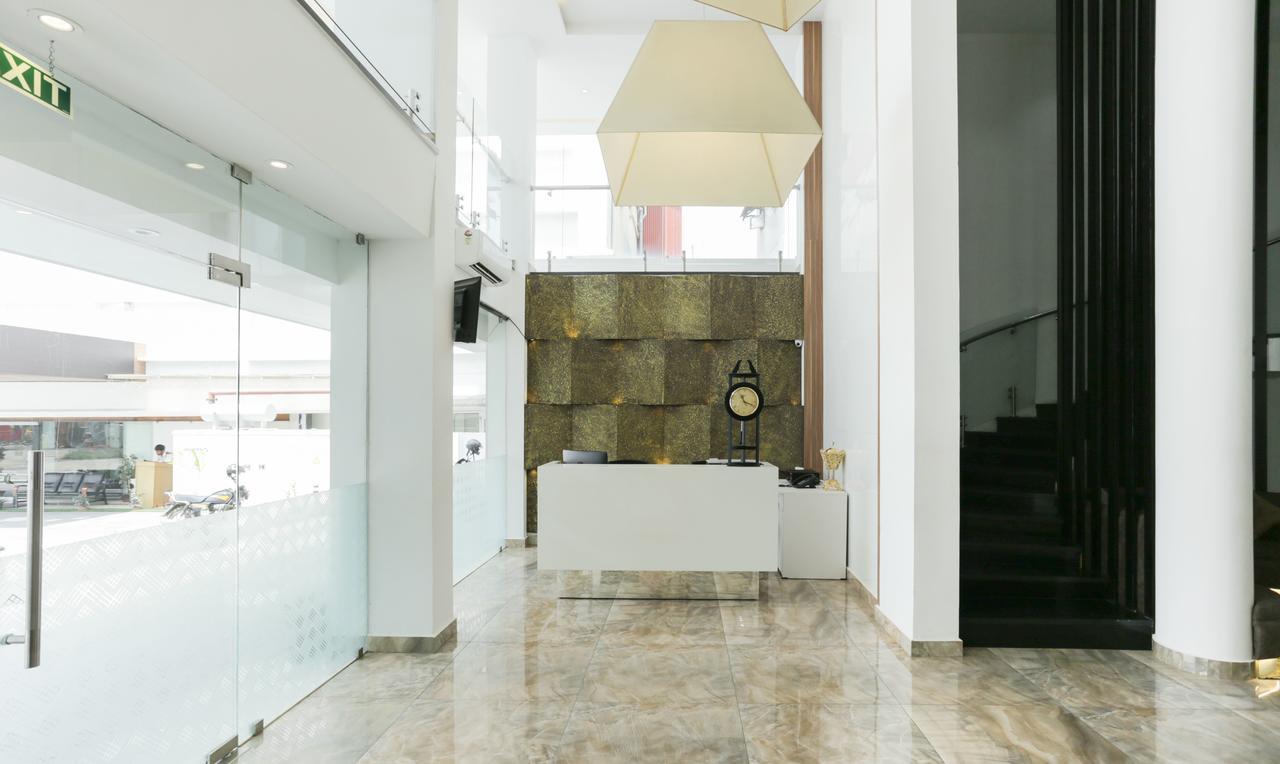 Hotel Crown Suites Kochi Bagian luar foto