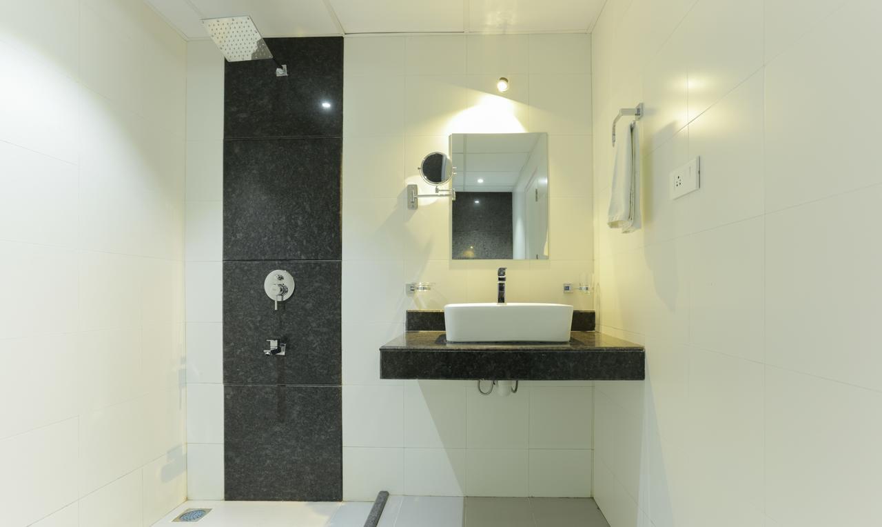 Hotel Crown Suites Kochi Bagian luar foto