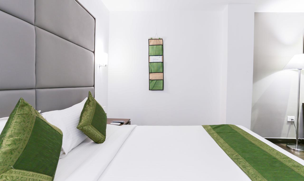 Hotel Crown Suites Kochi Bagian luar foto