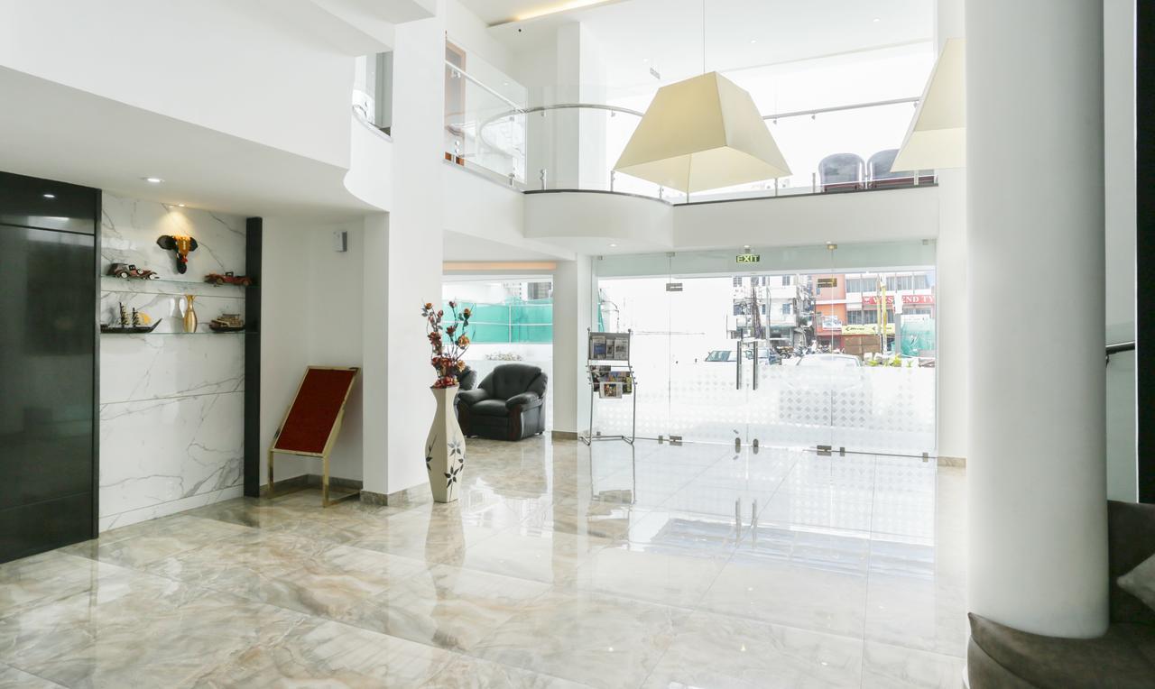 Hotel Crown Suites Kochi Bagian luar foto