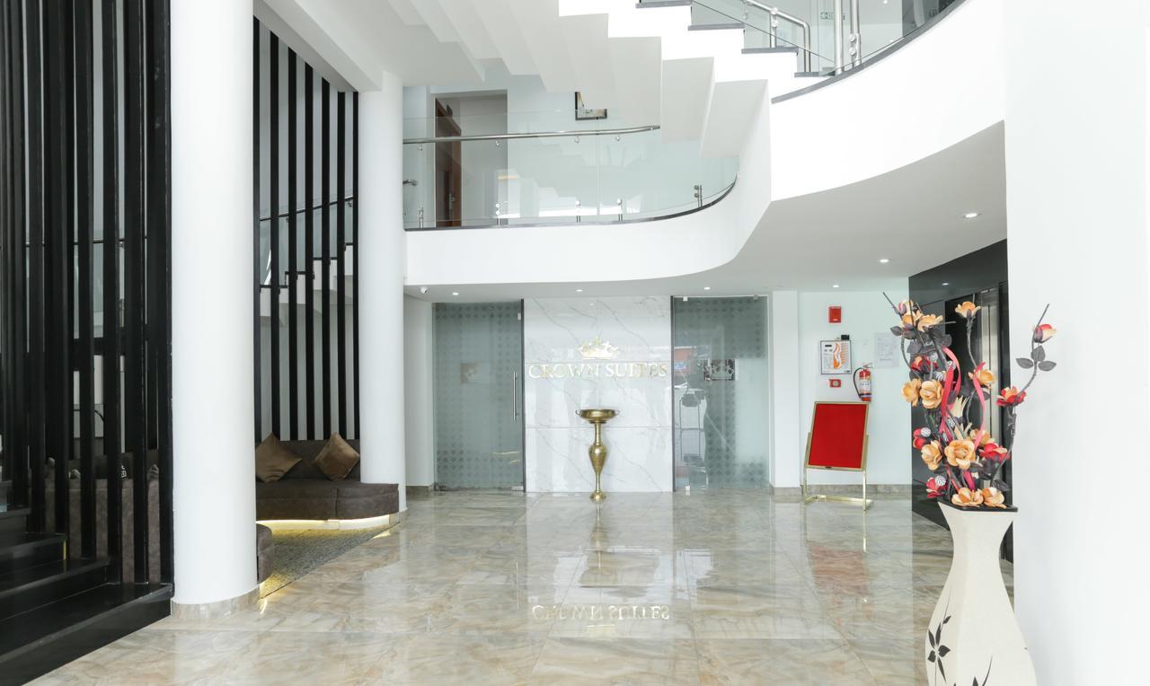 Hotel Crown Suites Kochi Bagian luar foto