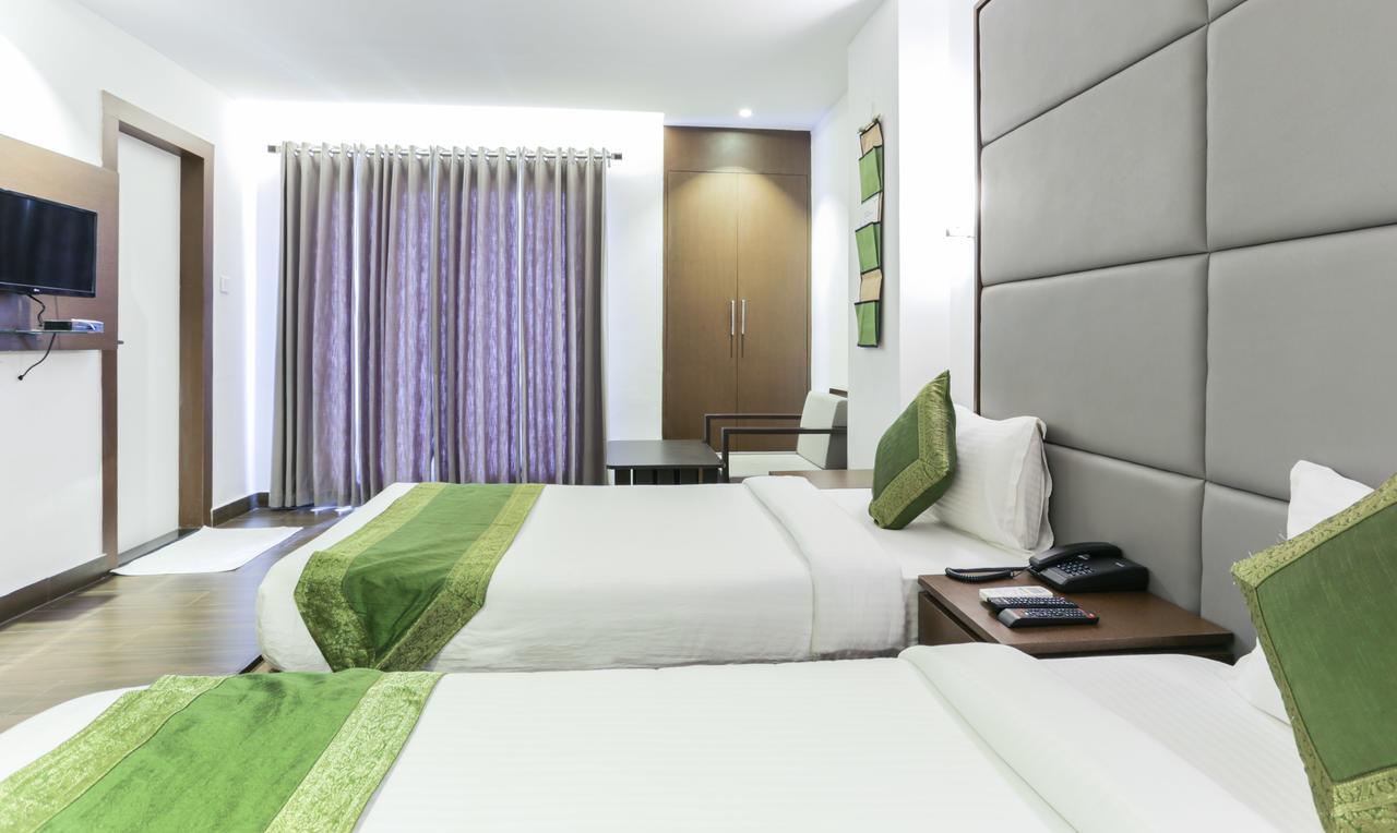 Hotel Crown Suites Kochi Bagian luar foto