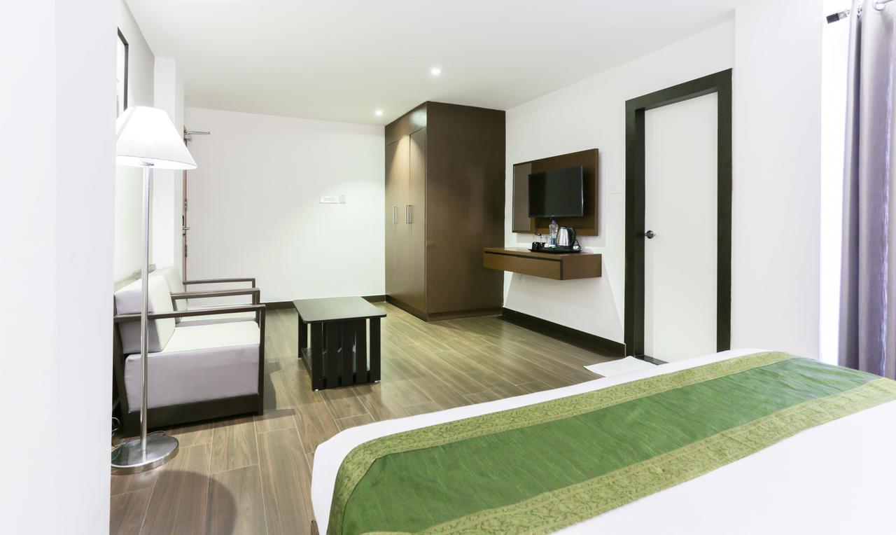 Hotel Crown Suites Kochi Bagian luar foto