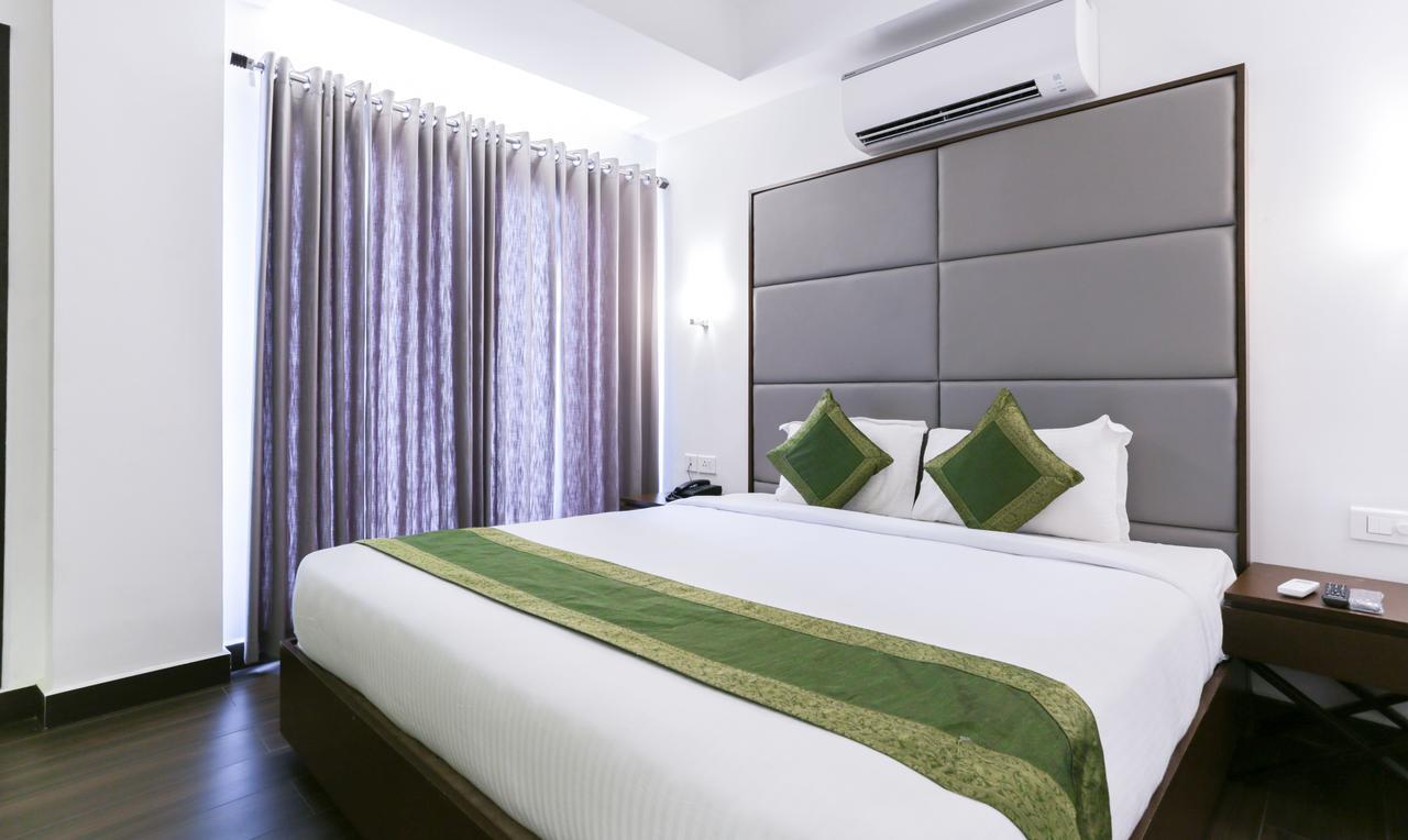 Hotel Crown Suites Kochi Bagian luar foto