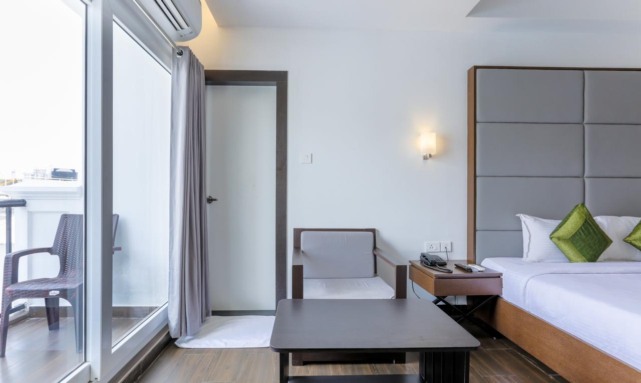 Hotel Crown Suites Kochi Bagian luar foto