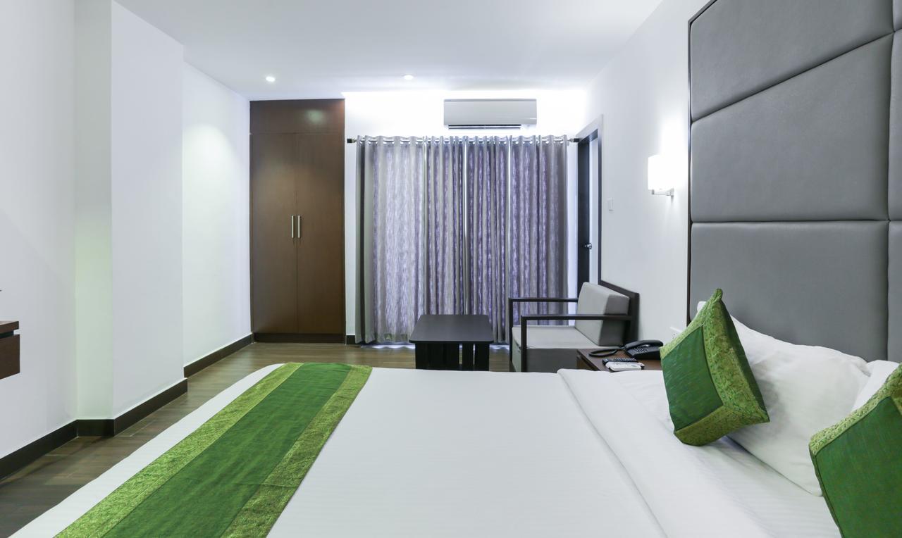 Hotel Crown Suites Kochi Bagian luar foto