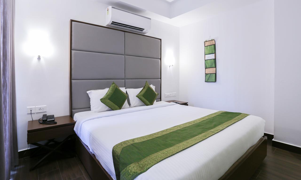 Hotel Crown Suites Kochi Bagian luar foto