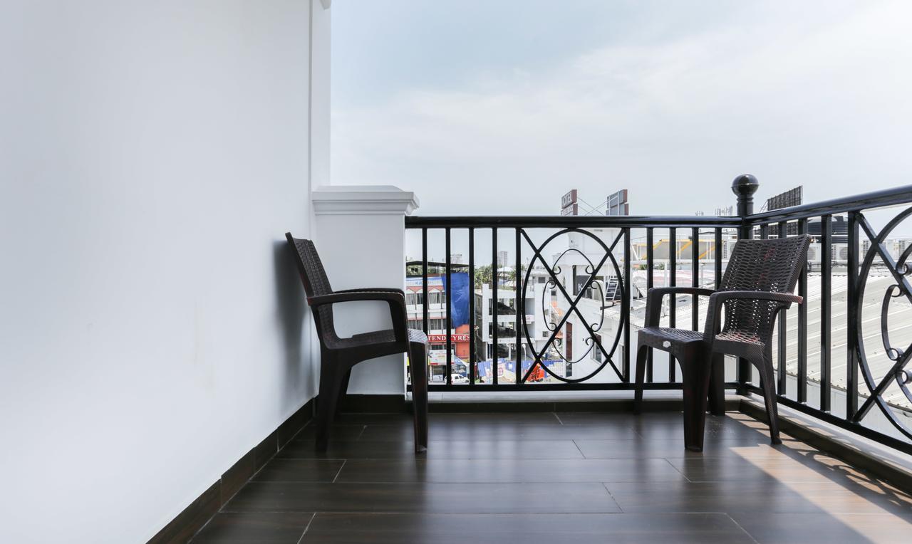 Hotel Crown Suites Kochi Bagian luar foto
