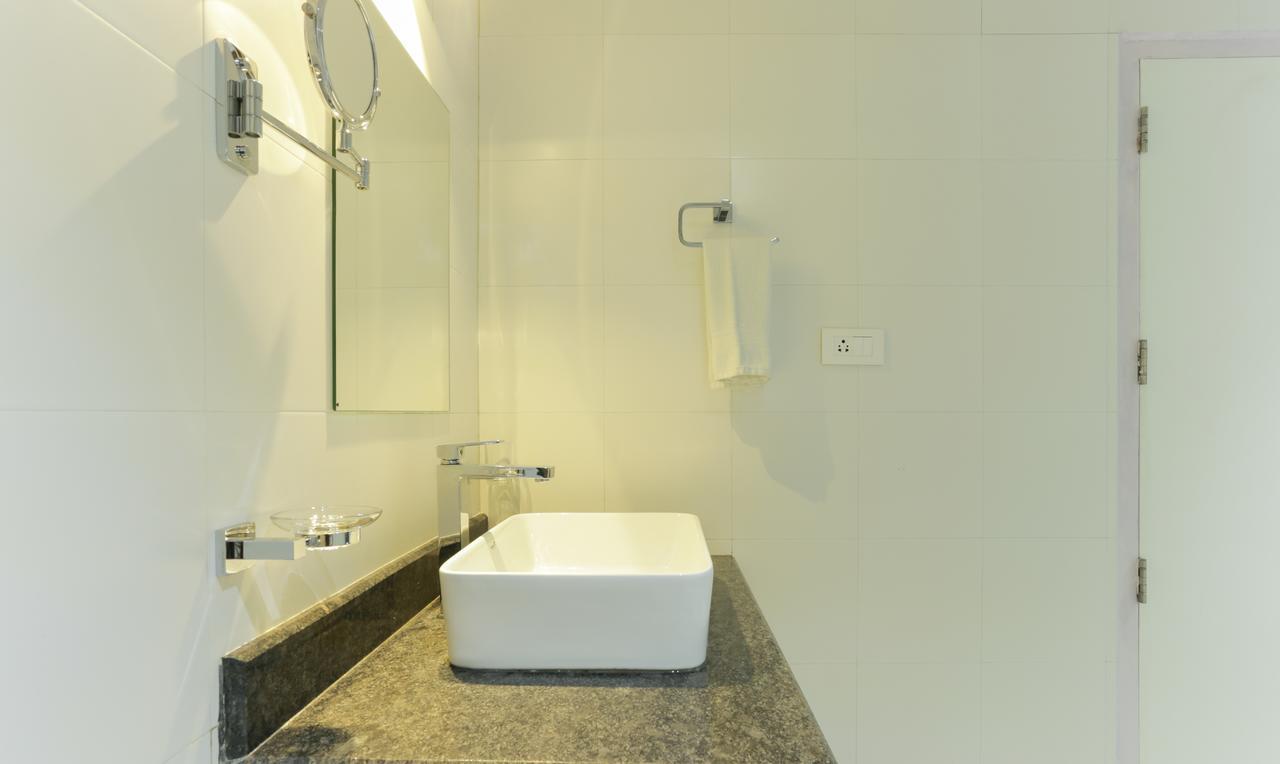 Hotel Crown Suites Kochi Bagian luar foto