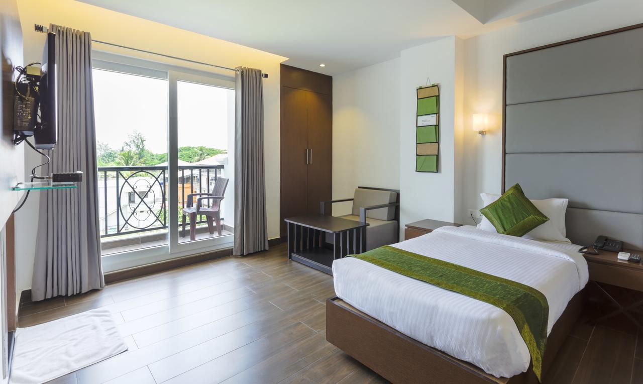 Hotel Crown Suites Kochi Bagian luar foto