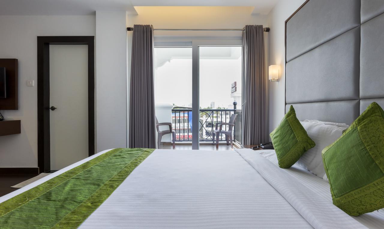 Hotel Crown Suites Kochi Bagian luar foto