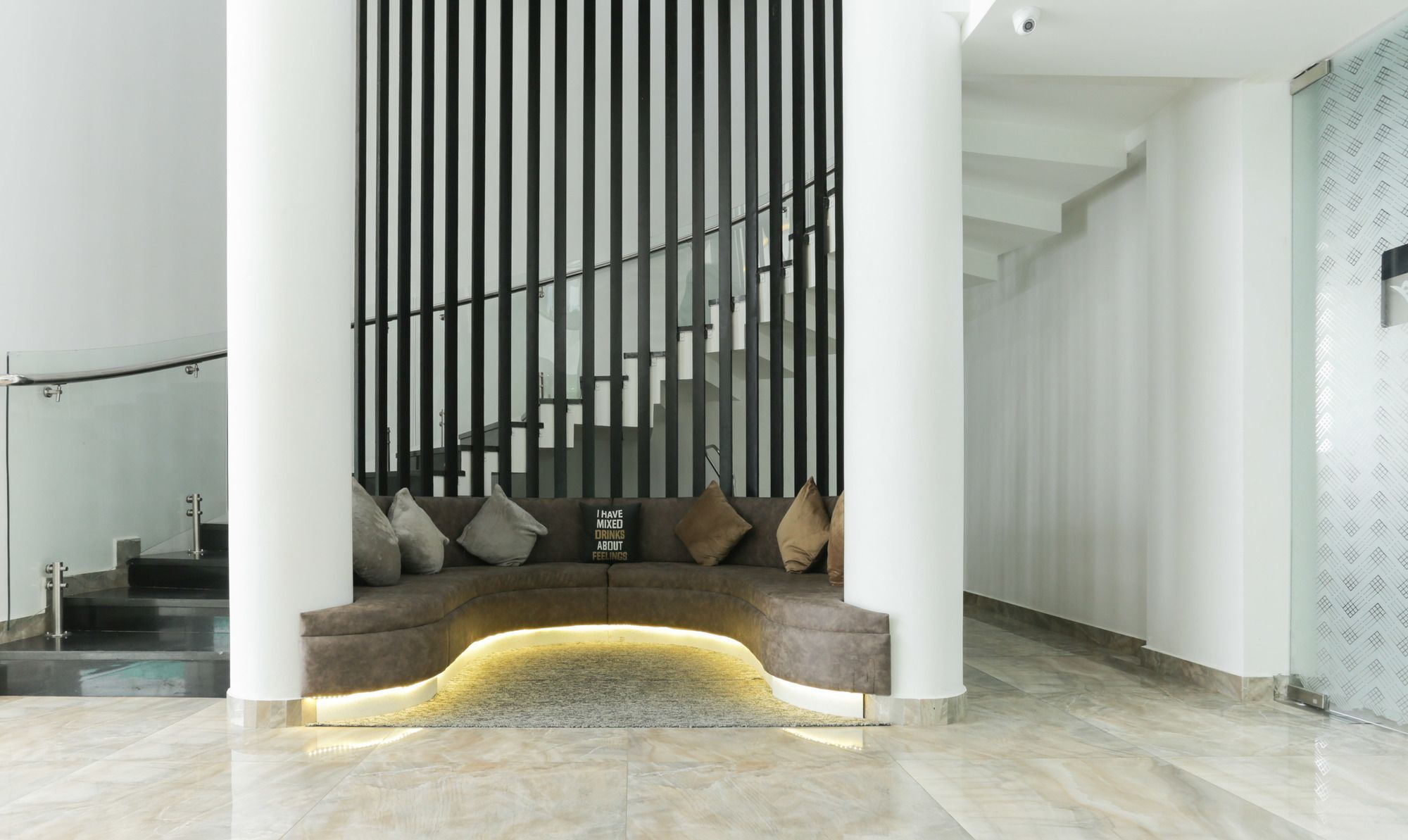 Hotel Crown Suites Kochi Bagian luar foto