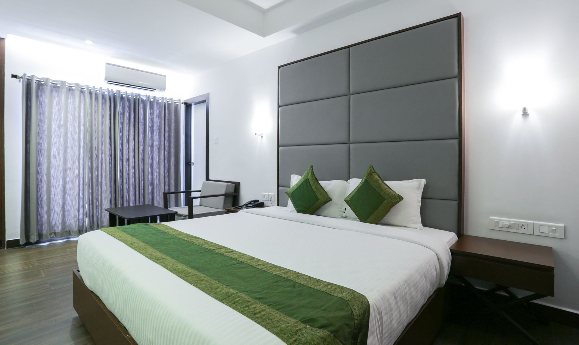 Hotel Crown Suites Kochi Bagian luar foto