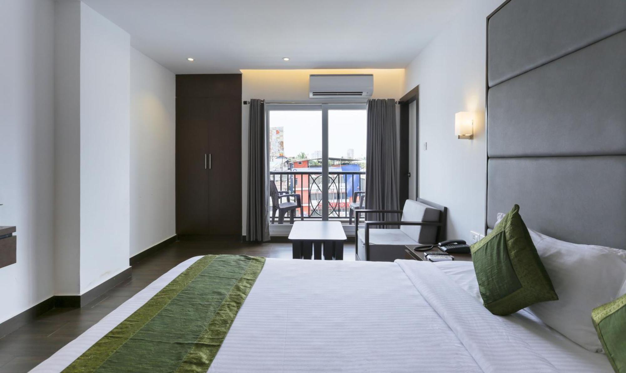 Hotel Crown Suites Kochi Bagian luar foto
